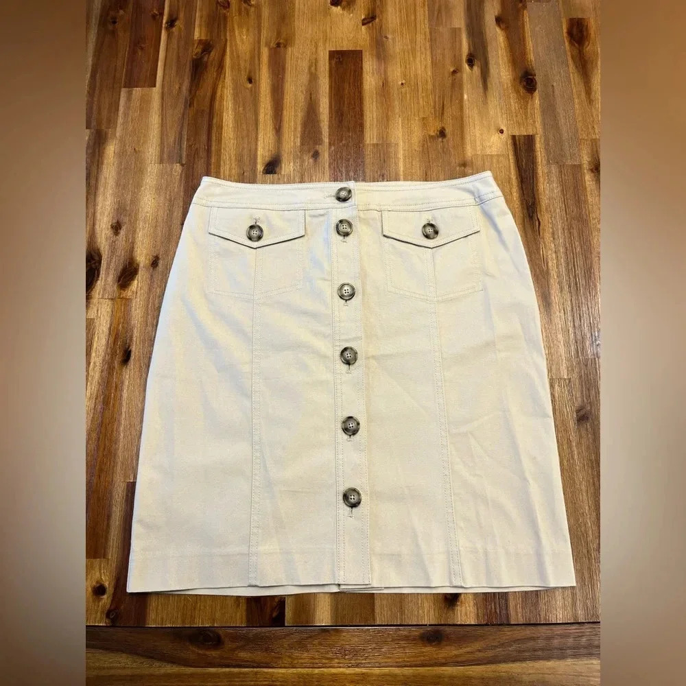 Jones New York sport tan khaki mini skirt, size 8 button front stretch